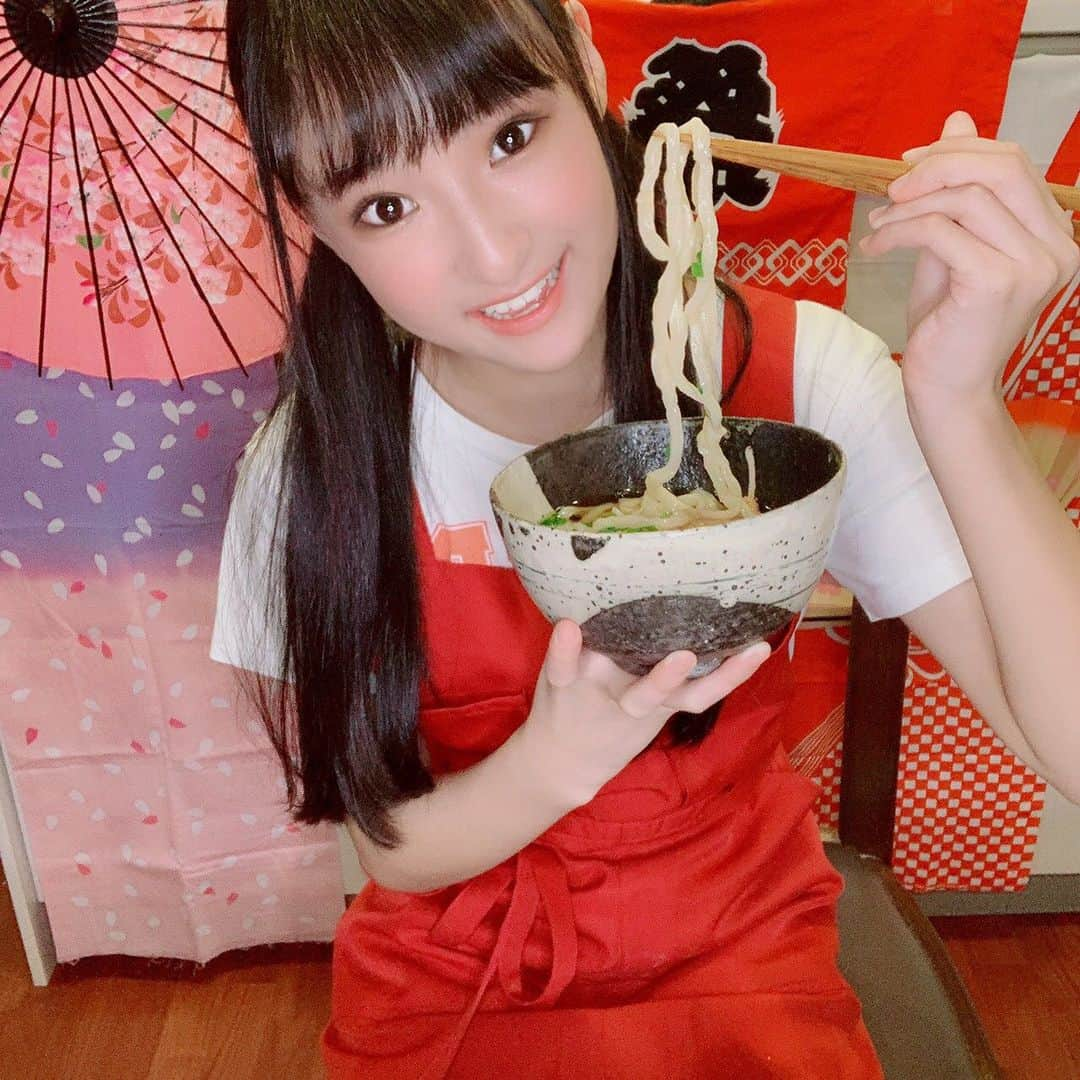 岡本怜奈さんのインスタグラム写真 - (岡本怜奈Instagram)「♡﻿ 🇯🇵🗻🗼🏯🌸﻿ ﻿ 🌎🍽#料理で世界一周旅行 🍽🌎﻿ ﻿ ﻿ 今回は#日本料理﻿ #手打ちうどん で﻿ #ざるうどん と #釜玉うどん と #きつねうどん﻿ を作ったよ～〜🍜💓﻿ ﻿ ﻿ お家にあるシンプルな材料でできてビックリ‼️﻿ すごくもちもちでおいしかったよ〜🤤💖﻿ ﻿ ﻿ みなさんもぜひ作ってみてね〜😊🥣﻿ ﻿ ④のこねるところで、﻿ 女性やお子さんなど、力仕事が苦手な方には﻿ 「足踏み」がおすすめ！ビニール袋の中に生地を﻿ 入れたら、足の裏で生地を踏んで、平たくなったら﻿ 3つに折って、また踏む。﻿ これだったら、けっこうラクチンです🎶﻿  みなさんは日本料理、何が好きですか😋？  追加💦💦  ⑤と⑥が抜けてたのでここに載せます🙇‍♀️🙏💦  ⑤ビニール袋から取り出し、もう一度軽くこね、形を整えてビニール袋に戻し、常温で15分ねかします。  ⑥打ち粉をした台に取り出し、麺棒で上から押すように伸ばします。 ♡﻿ ♡﻿ #岡本怜奈 #れなたん #nmb48 #クッキング﻿ #料理 #おうちごはん #おうちカフェ #手作りごはん﻿ #クッキングラム #日本 #うどんの国 #うどん﻿ #おいしい #happy #Instafood #Instagood﻿ ﻿」7月25日 21時58分 - renatan1222