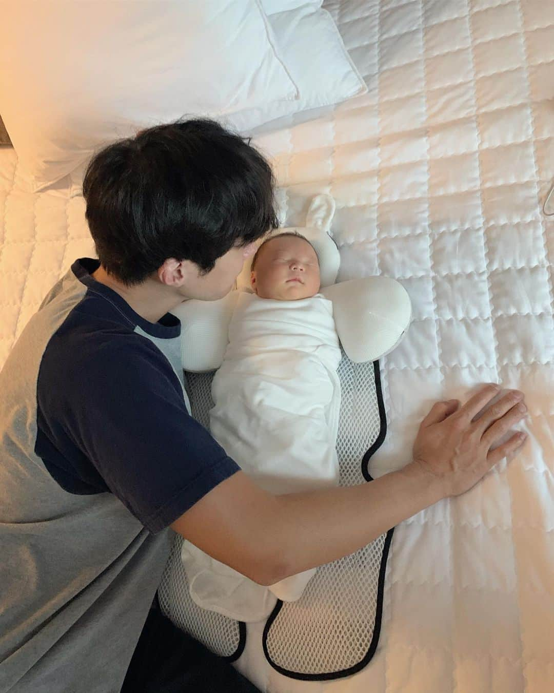 カン・ヘヨンさんのインスタグラム写真 - (カン・ヘヨンInstagram)「이렇게 사랑할수 있나👶🏻♥️ 빼꼼이와 4일째 사랑중  진짜 내 몸은 만신창이인데 분명 힘든데 이 쪼꼬만게 뭐라구  보면 사르르 녹아버리네  (신생아실에 있는 애기들 중 제일 큰 빼꼼이🤣)」7月25日 21時52分 - mangdoo_noona