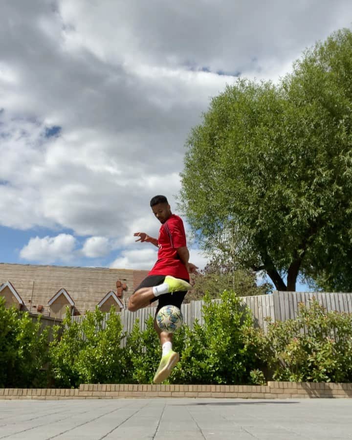 F2Freestylersのインスタグラム：「Fresh combo 💥🔥 #Tekkers #freestyle #akka」