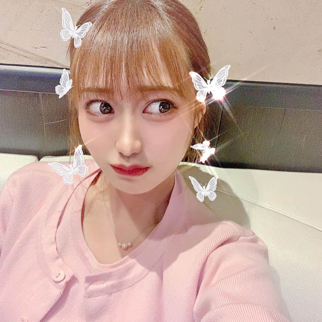 山根かずみさんのインスタグラム写真 - (山根かずみInstagram)「🎀 ． 蝶々のやつばっかり使っちゃう🦋 ． 🎀*.+ﾟ🥂 ． ． ．  #自撮り #girl #selfie  #f4f #美容 #チャイボーグ #渋谷 #表参道 #ピンクコーデ #ポニテ #ポニーテール #中国メイク  #japanesegirl #kawaii #メイク好きさんと繋がりたい #love #ワンピース  #セットアップ  #ピンク好き」7月25日 22時00分 - hon_landid