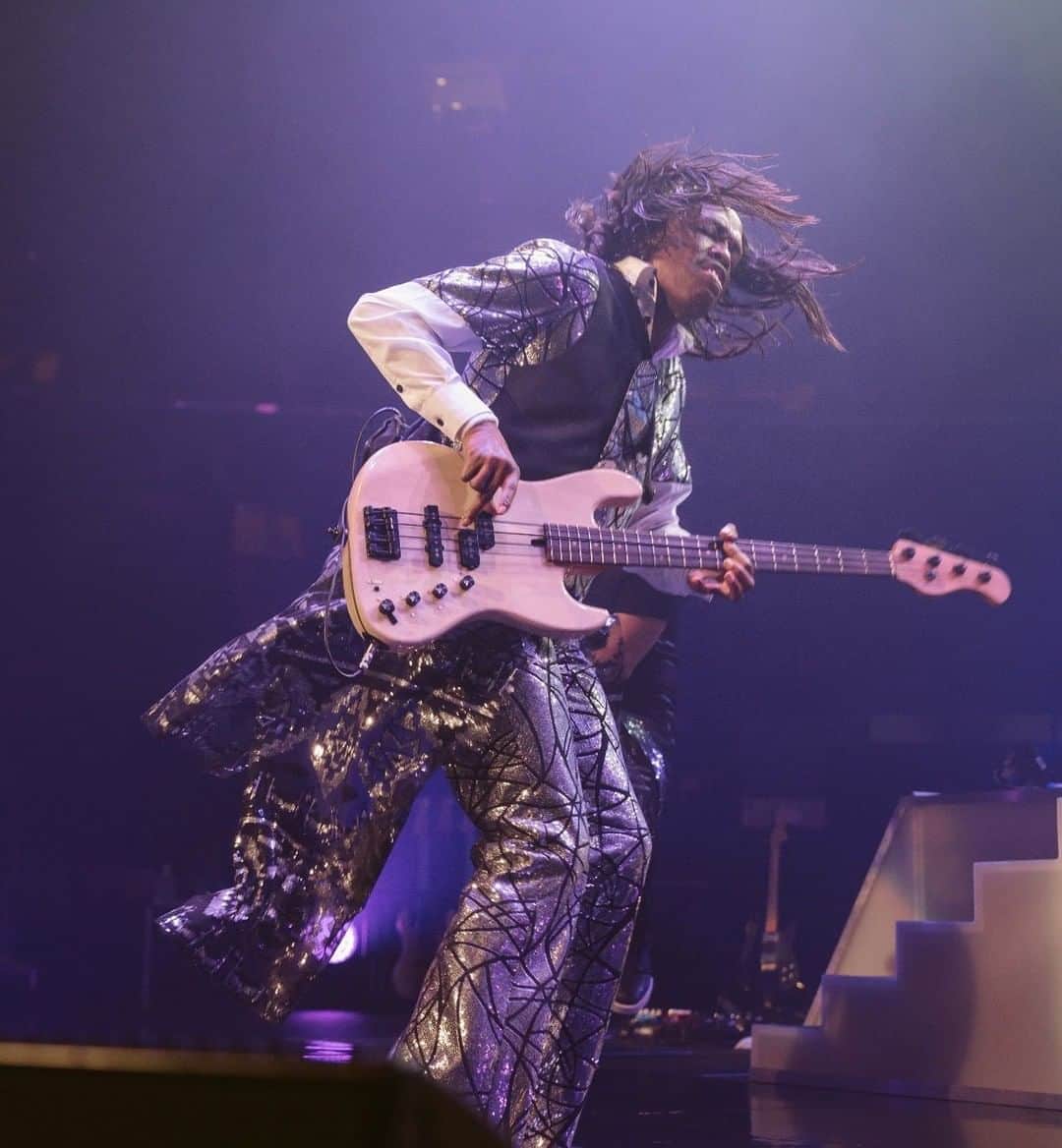 アース・ウィンド・アンド・ファイアーのインスタグラム：「🎉🎉Happy Birthday to the baddest bass player there ever was, Verdine White!! 🎸」