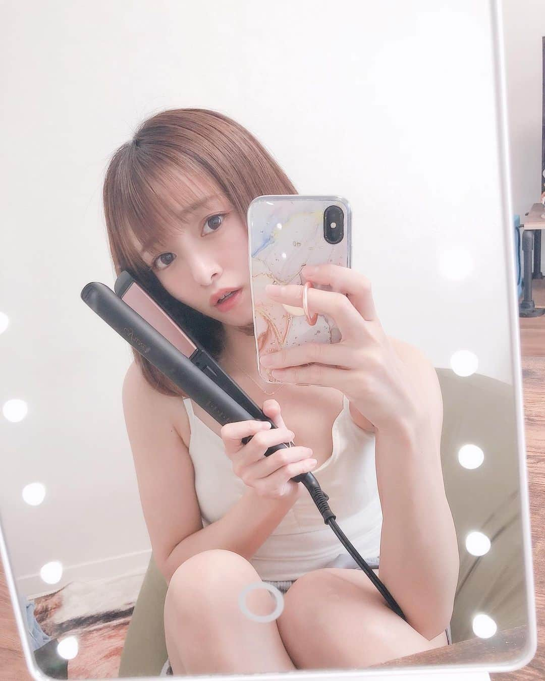 三田寺円のインスタグラム：「この間使ってた ブラシと同じブランドの cafune+のヘアアイロン🍑💕 私、髪が短いから毎朝の ヘアアイロンが必須なんだけど このヘアアイロンは軽いし 扱いやすいしで、最高👌💓 . この投稿を見てくれた フォロワー様限定でヘアアイロンが 40%オフで購入できます🤭🔥 購入希望の方は @hokushin.japan  へDMをおねがいします📨💫 .  #カフネプラス#CAFUNÉ+#カフネヘアアイロン #ヘアアレンジ# #ヘアアイロン#ヘアアレンジ動画 #ヘアアイロンアレンジ #ヘアアレンジ簡単 #ヘアセット #ヘアセットメンズ#美容 #美容師#美容学生 #美容好きと繋がりたい #おうち時間#おしゃれ好きな人と繋がりたい #おしゃれな人と繋がりたい #オシャレさんと繋がりたい #お洒落好きな人と繋がりたい」