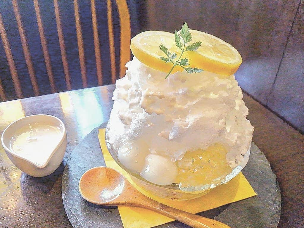おいもカフェ金糸雀のインスタグラム：「. 7月25日、今日は｢かき氷の日｣！ 爽やかなレモンの酸味に、チーズの甘い香りを加えた、まるでレモンチーズケーキの様な甘酸っぱさが口に広がる『レモンチーズケーキかき氷』。 輪切りレモンが映えるカワイイかき氷です♪ . #おいもカフェ金糸雀 #おいもカフェ #鎌倉 #小町通り#湘南 #神奈川#カフェ #鎌倉カフェ #湘南カフェ #神奈川カフェ #鎌倉スイーツ #鎌倉グルメ #鎌倉デート #鎌倉散歩 #鎌倉旅行 #かき氷 #氷 #スイーツ #アイス #白玉 #レモン #チーズケーキ #レモンチーズケーキかき氷 #レモンスイーツ #檸檬 #レモン好き #かき氷の日 #映え #kamakura #가마쿠라 . 《おいもカフェ金糸雀》 営業時間：10:00-18:00(L.O.17:30) 定休日：水曜日 248-0006 神奈川県鎌倉市小町2-10-10 小町TIビル1F TEL：0467-22-4908」
