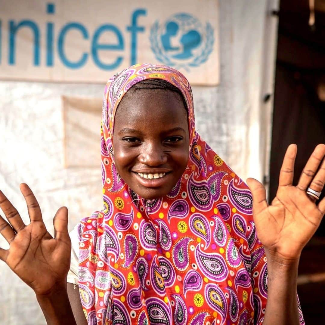 unicefさんのインスタグラム写真 - (unicefInstagram)「“I want to make sure that the coronavirus doesn’t come here.”  Hawa, 15, is doing her best to keep herself and her community informed on how to prevent the spread of #COVID19. Living in a crowded displacement camp in Mali, she knows they need to work together to stay safe.  © UNICEF/UNI332858/Keïta」7月25日 22時10分 - unicef
