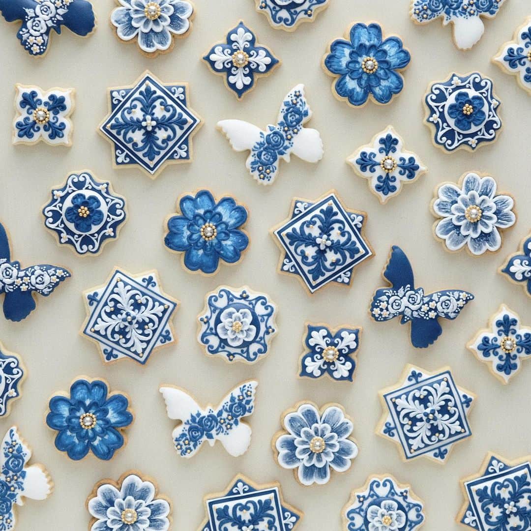 KUNIKAのインスタグラム：「Cookies are my tiny canvas 🦋﻿ ﻿ ストーリーズの質問boxに沢山のメッセージありがとうございます！﻿ 全部噛み締めて読んでいます。﻿ 昨日は動画と共にお返事してみました...🌏﻿ 今からまたお返事できるだけします🤍﻿ ﻿ #artofkunika」