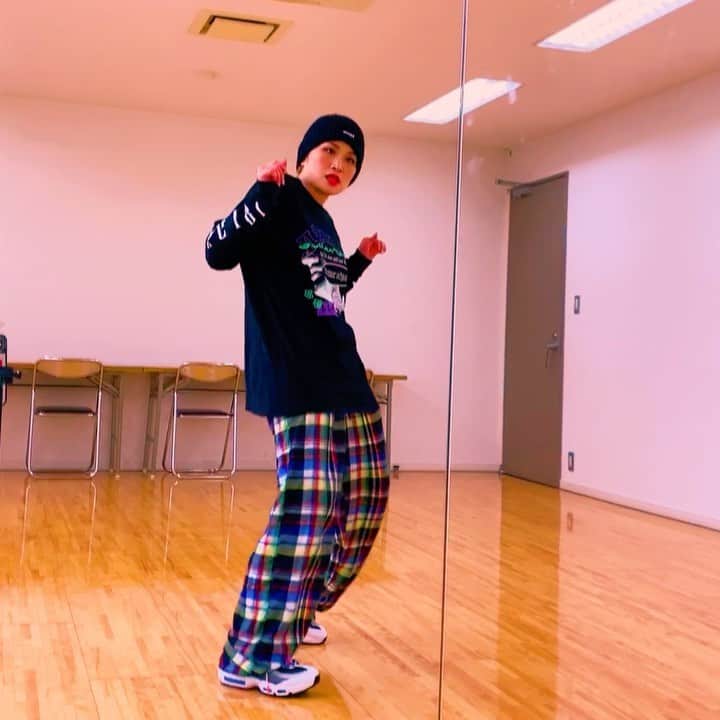 のインスタグラム：「freestyle🍬 my practice time.  フリースタイルからいつも新しい何かが生まれる🎇 気の済むまで踊って向き合って また発見。 早く色んな地で踊りたい。showしたい。 ステージ立ちたい。 その為の準備を🤟🏽 #harukamuto #dance #freestyle #freedom  #振付したいの溜まってく #顔が逝っちゃってるぅ」