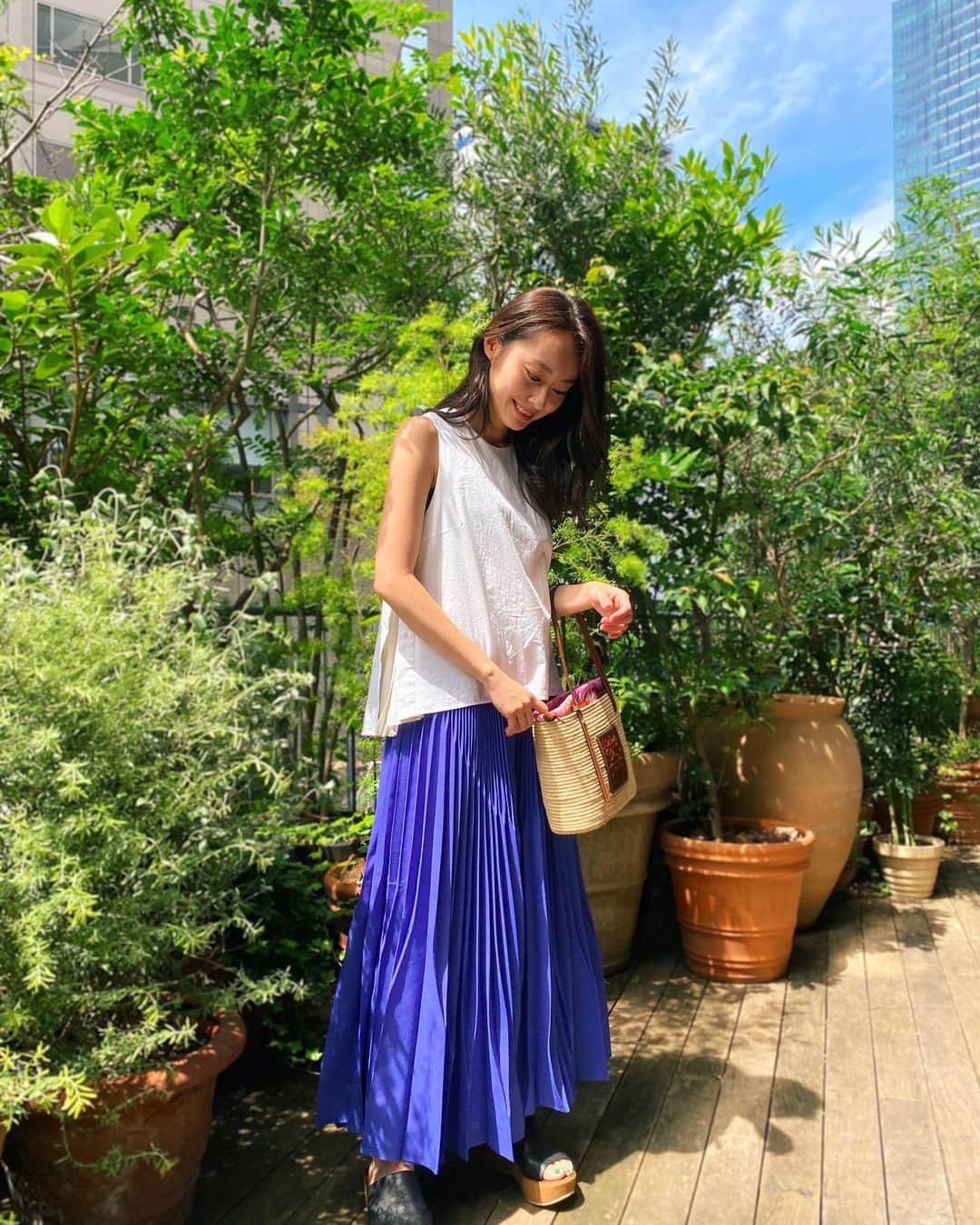 小祝麻里亜のインスタグラム：「連休だった方も明日でお休みが終わりですね😊体調に気をつけて、明日もゆっくり過ごせますように🌱🌱  あぁ太陽が恋しい☀️🌈けど、猛暑怖いなぁ〜👻笑  ． ． ． tops. @mullerofyoshiokubo_official  pants. @un3d_official  bag. @loewe  shoes. @fabiorusconi_japan  ． ． ．＿＿＿＿＿＿＿＿ #outfit #coordinate #look #instafashion #셀스타그램 #얼스타그램 #코디 #스타일링 #데일리 #데일리룩 #오오티디」