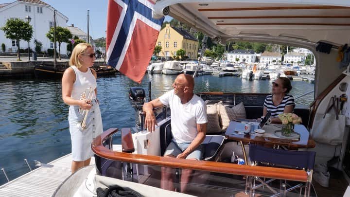 ティーネ・ティング・ヘルセットのインスタグラム：「Memories from @risorkammermusikkfest back in June 🤩 Pop-up concerts on boats are fun! 🤗 #risør #musiconboats #folkimpro (🎥 @minothi )」
