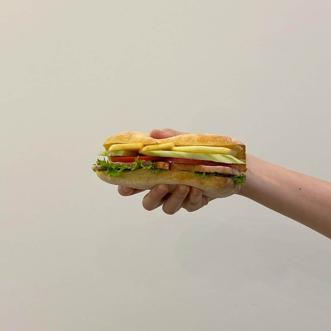 チャン・ユンジュのインスタグラム：「샌드위치 맛집. 🌮🥗☕️💚 함께 만들어 먹는 재미와 즐거움. 건강한 맛까지 다 잡았네. ㅎㅎㅎㅎ #우리집식탁」