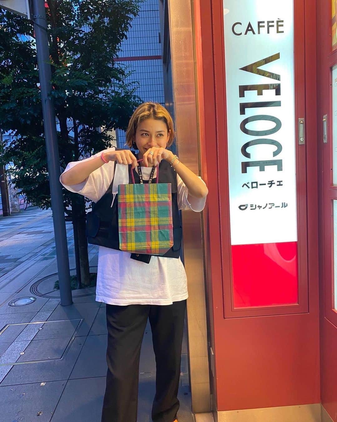松本瞳のインスタグラム：「. ベローチェの主張。 #新しい髪色どうやろ」