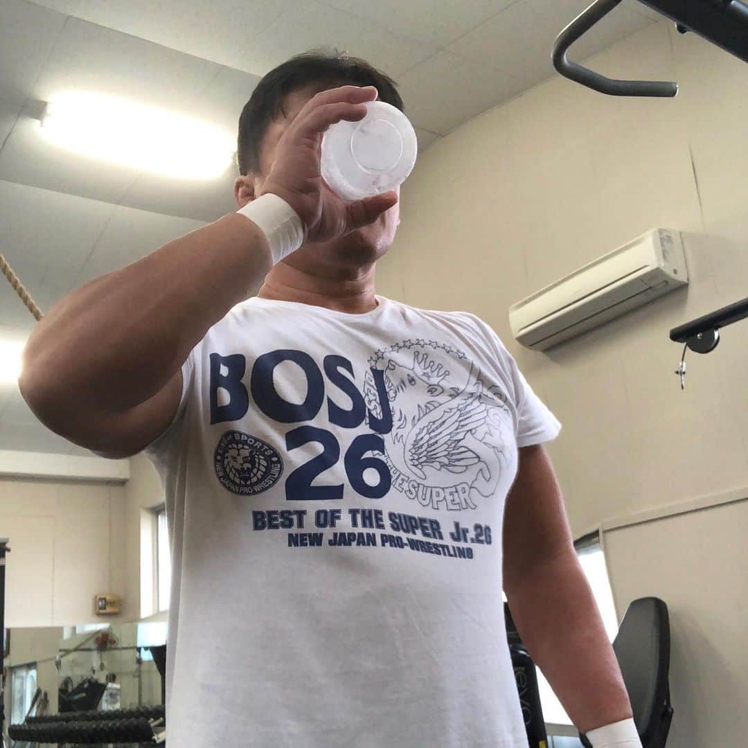 タイガーマスクさんのインスタグラム写真 - (タイガーマスクInstagram)「蒸し暑い時期に突入❗️ 少し動けば汗が💦 我ながら、上手く顔隠せたなぁ〜😁 #タイガーマスク #tigermask #njpw #梅雨」7月25日 22時22分 - tigermask.njpw_official