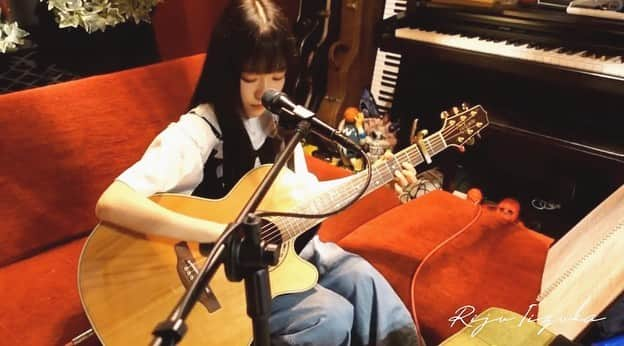 飯塚理珠（RIJU）のインスタグラム：「初！YouTubeライブありがとうございました🎸  とても素敵なスタジオでした☺︎ カメラも3台あって切り替わったりして楽しめたかな?とおもいます＾＾ コメントしてくれたり、初めてみてくれた方もありがとう♩ すごく楽しくて時間があっという間でした。 またやるのでお楽しみにまっててね！！ 最後にセトリ載せておきます~ ↓ １.ぜんぶ夏のせい ２.明日への扉 ３.たぶん / YOASOBI（cover） ４.15の私 ５.いつの日かまた手を繋ごう . . . #YouTube #youtubelive #ユーチューブ #ライブ配信 #配信 #シンガーソングライター #ssw #acoustic #singer #guitar #song」