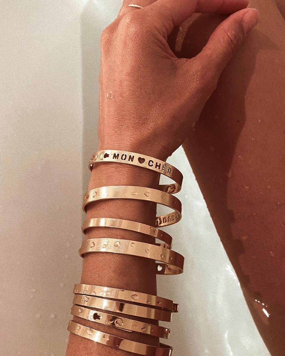 ダニジョーのインスタグラム：「Mon Cheri 🍒 Tap to shop the new Hawna bangles 🛒」