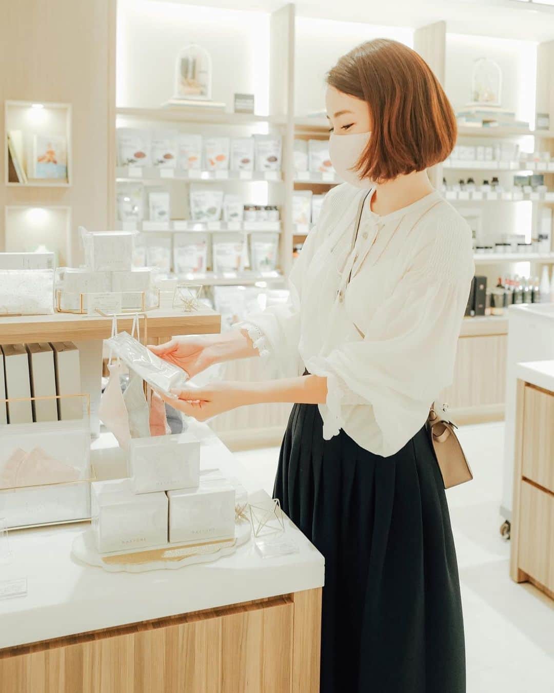 髙田麻紀子のインスタグラム：「❤︎ . 伊勢丹新宿本店ビューティアポセカリーでの「MASYOMEポップアップストア」が終了致しました。雨の中、コロナ禍にも関わらず大変多くのお客様にお越し頂き本当に有難うございました。心から御礼を申し上げます。   MASYOME単独としては初めてのポップアップストアで、また私も初めて店頭に立たせて頂くいうこともあり、オープン数日前からお腹が痛くるほど緊張していましたが、初日の朝一番から最終日まで大変多くのお客様がお越しくださり、皆様から温かい励ましのお言葉の頂きながら1週間頑張ることができました！   5年前に玄米カイロからスタートしたMASYOMEですが、商品開発には時間を惜しまず取り組み、少しずつですが商品ラインナップを増やしてまいりました。伊勢丹様の棚に並ぶMASYOMEシリーズを見ていると感慨深い気持ちで一杯になりました。また、店頭にお越し頂いた殆どのお客様が、玄米カイロや酒蔵の酵母を既にご愛用頂いており、直接お客様のお声を聞かせて頂ける大変貴重な機会となりました。   このような素晴らしい機会をご提供頂いた伊勢丹新宿本店様には心から御礼を申し上げます。本当に有難うございました！   今後共、MASYOMEを何卒宜しくお願い申し上げます。  . #MASYOME #酒蔵の酵母　#酒蔵の酵母シリーズ　#玄米カイロ　#ムーンアイピロー」