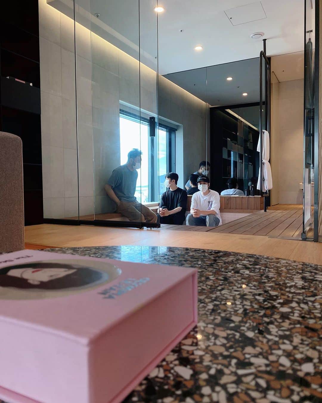 TABLO さんのインスタグラム写真 - (TABLO Instagram)「생일 기념 팀 합숙 birthday lock-in at @ryse_hotel in Seoul   #에픽하이 #epikhigh #🎂 #thankyou #생일축하해주신분들모두감사합니다 #bestbirthdayever」7月25日 22時28分 - blobyblo