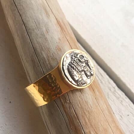 ベックスロックスのインスタグラム：「#Consciousluxury  ⠀⠀⠀⠀⠀⠀⠀⠀⠀ Unisex hand made reclaimed gold and silver elephant coin #repousse cuff created by Master Goldsmith Komang.  Komang comes from 3 generations of jewellery makers and is the last of his generation in Bali that has mastered this technique.  ⠀⠀⠀⠀⠀⠀⠀⠀⠀  #Jewelsforlife   Now available to order with 11% of the proceeds going to supply food packages to communities in need.  ⠀⠀⠀⠀⠀⠀⠀⠀⠀ DM us or contact thestudio@bexrox.com  ⠀⠀⠀⠀⠀⠀⠀⠀⠀ Each piece is delivered with complimentary engraving and a bespoke rattan handmade box.  ⠀⠀⠀⠀⠀⠀⠀⠀⠀ #presevingcraft #sustainableluxury #theartofslow #gajahcuff #consciousjewels ⠀⠀⠀⠀⠀⠀⠀⠀⠀ Photo by @markrist0f」