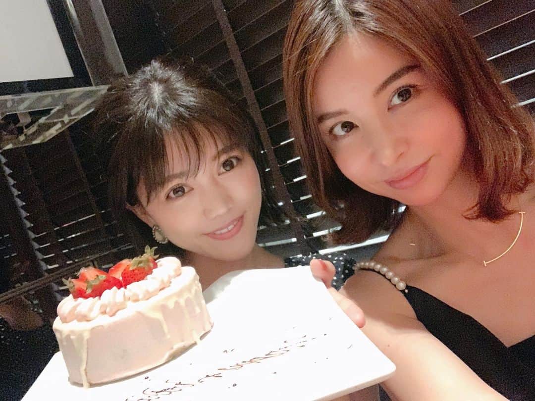 上坂由莉のインスタグラム：「﻿ ﻿ えみちいにお誕生のお祝いしてもらいました❤️﻿ お料理ぜーーーんぶ美味しかったなぁ🥺﻿ そしてチョイスする物全部同じ🤣❗️﻿ ﻿ ﻿ バースデーケーキがめっちゃ可愛すぎて🎂💓﻿ 切ったらマーブルチョコが沢山〜❤️💚💙💛🧡🤍﻿ ひゃーーーて言うてた😍😍😍﻿ 本当ありがとう🥰また来週ねっ✨﻿ ﻿ ﻿ #birthdaydinner #dinner #zelkova #表参道﻿」