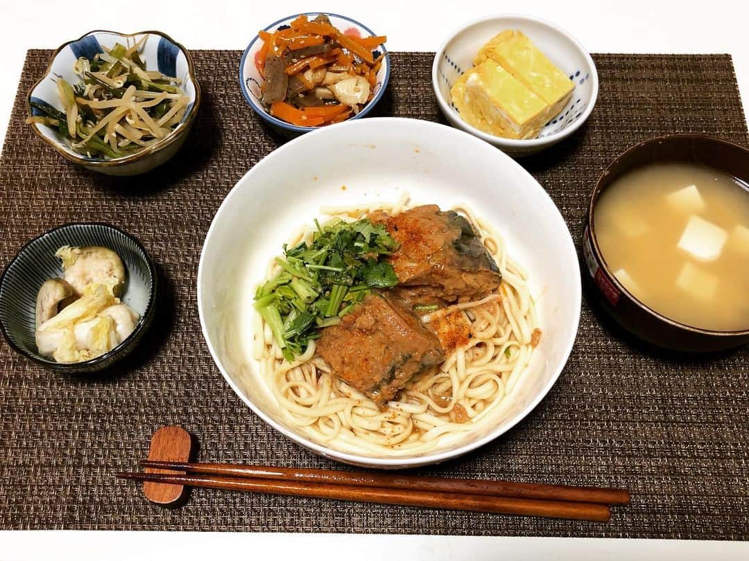 トニーフランクのインスタグラム：「鯖缶のぶっかけうどん。冷凍していた秋刀魚を冷蔵庫で解凍して、二日も家を開けてしまいましたが、多少悪くなっていようと焼いて食う」