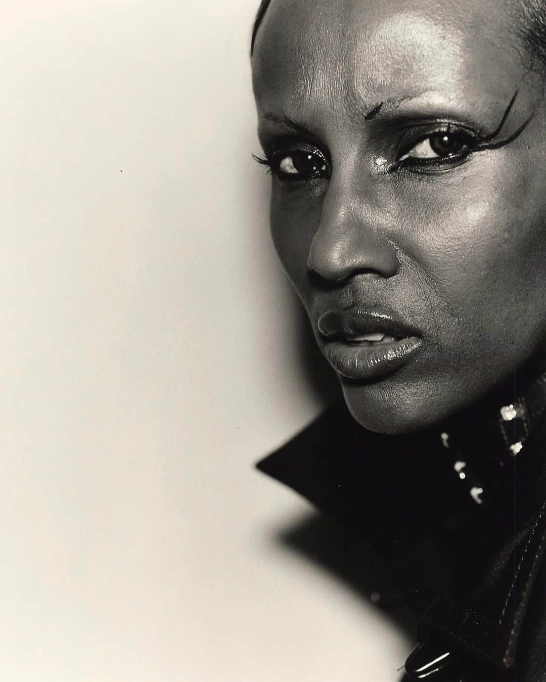 V Magazineさんのインスタグラム写真 - (V MagazineInstagram)「Happy birthday to the one and only @the_real_iman! 🎂Often referred to as the “Fairy Godmother of V”, she and her late husband, @davidbowie, inaugurated our V website with a film they created back in 2000. David was an avid magazine collector who also wrote and guest edited the Heroes section in Issue 1! Iman is a model’s role model whose first runway show is documented in the Halston documentary and paved the way for so many models today. Happy birthday to a true fashion heroine! V love you! ♥️ — With only ONE issue left in the world, you don’t want to miss this opportunity to score your copy. Head to the link in bio to purchase now! — V21 Jan/Feb 2003 Photography: @mariotestino  Fashion: @beatbolliger」7月25日 22時35分 - vmagazine