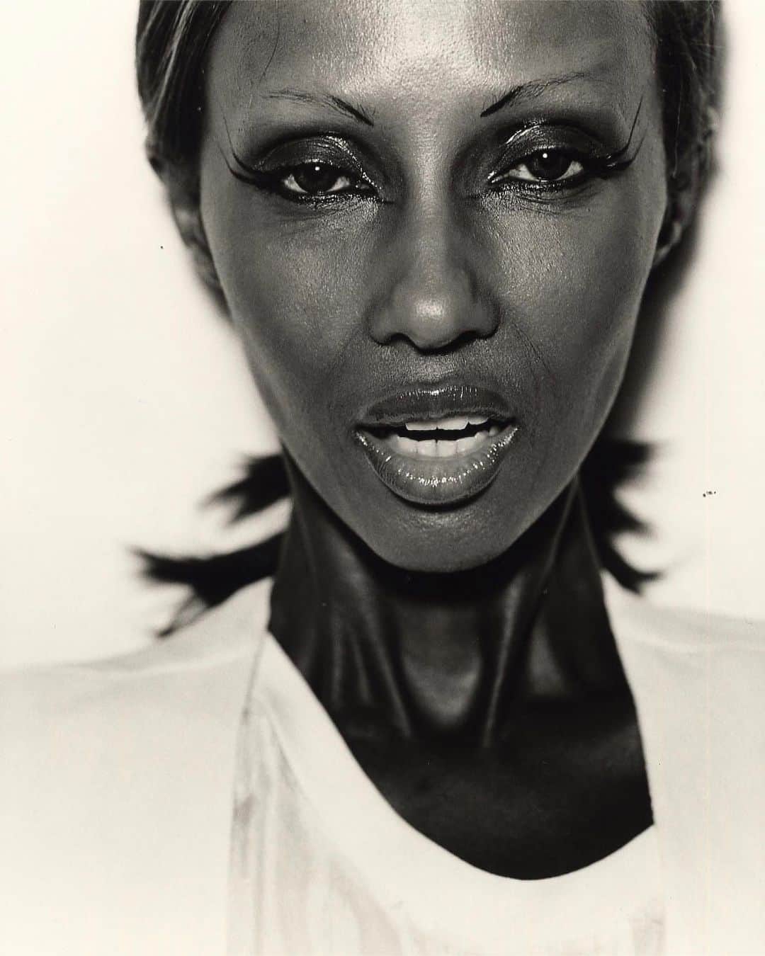 V Magazineさんのインスタグラム写真 - (V MagazineInstagram)「Happy birthday to the one and only @the_real_iman! 🎂Often referred to as the “Fairy Godmother of V”, she and her late husband, @davidbowie, inaugurated our V website with a film they created back in 2000. David was an avid magazine collector who also wrote and guest edited the Heroes section in Issue 1! Iman is a model’s role model whose first runway show is documented in the Halston documentary and paved the way for so many models today. Happy birthday to a true fashion heroine! V love you! ♥️ — With only ONE issue left in the world, you don’t want to miss this opportunity to score your copy. Head to the link in bio to purchase now! — V21 Jan/Feb 2003 Photography: @mariotestino  Fashion: @beatbolliger」7月25日 22時35分 - vmagazine