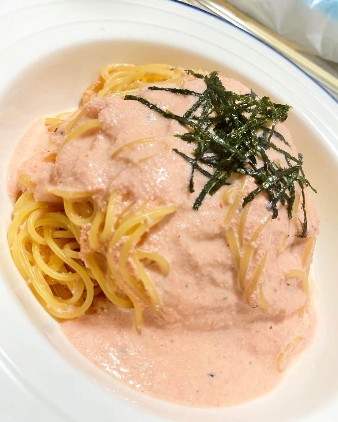 KAZUKI【ANFiNY】のインスタグラム：「約束通り載せとくよ〜✌️  明太子好きなだけ皮取って 牛乳150mlくらい バター10g？くらい マヨネーズぶちゅっと 塩ちょいと レモン汁ちょいと 海苔をのせておわりw  簡単やけんやってみて😙笑  #かずきっちん #明太クリームパスタ 🍝」