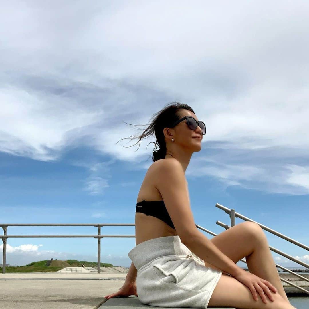 mitsuxmitsu24のインスタグラム：「Feel so happy  * * 大好きなサーフィンが出来る幸せ。 いつもありがとう。 * * #サーフィン #サーフィン女子 #サーフィン好きな人と繋がりたい #サーファーガール #サーファー　#波乗り女子 #波乗り #サーフトリップ」