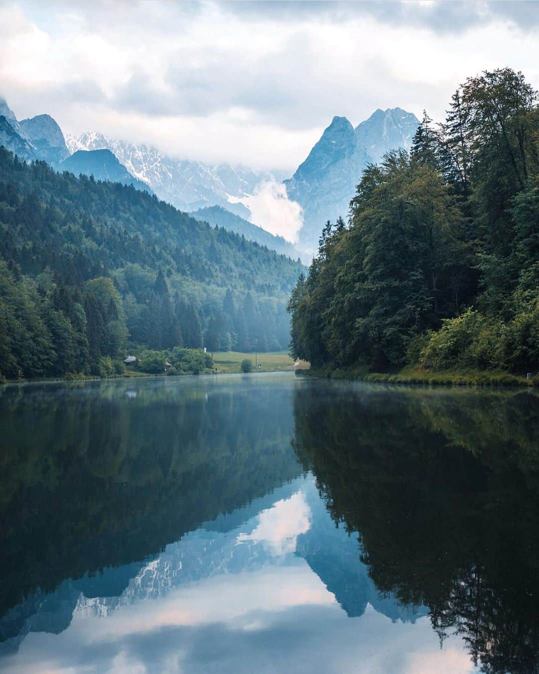 FOLKのインスタグラム：「You know these weekends are such a weird thing this summer...I have this constant internal battle...can we go into nature, can we go to small towns to go to their restaurants, to support their small businesses, can we go for hikes or swims or sojourns in the forests. Or are we just supposed to sit inside all summer? This morning as I ponder all these things I will share a few of my favorite images from the day. 1) @tom_juenemann 2) @maik_lipp 3) @pelle.faust 4) @theclousechronicles 5) @joeleri 6) @_andre.diaz 7) @seacraftvintage 8) @jasoncharleshill」