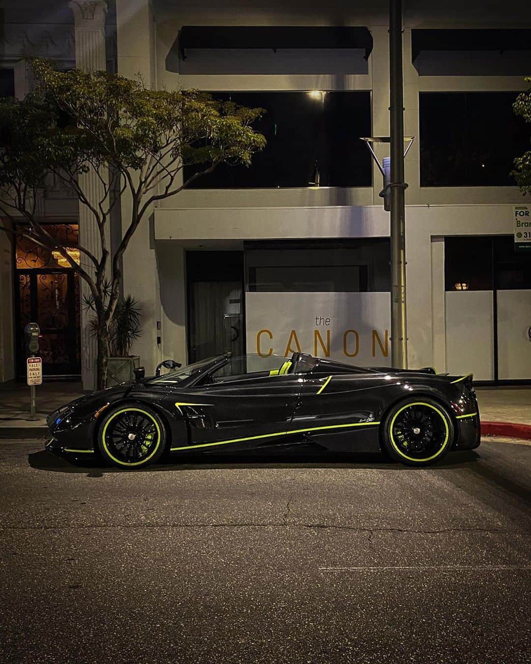 CarsWithoutLimitsさんのインスタグラム写真 - (CarsWithoutLimitsInstagram)「Pagani #HuayraRoadster Photos @lacarspotter_  #carswithoutlimits #huayra」7月25日 22時51分 - carswithoutlimits