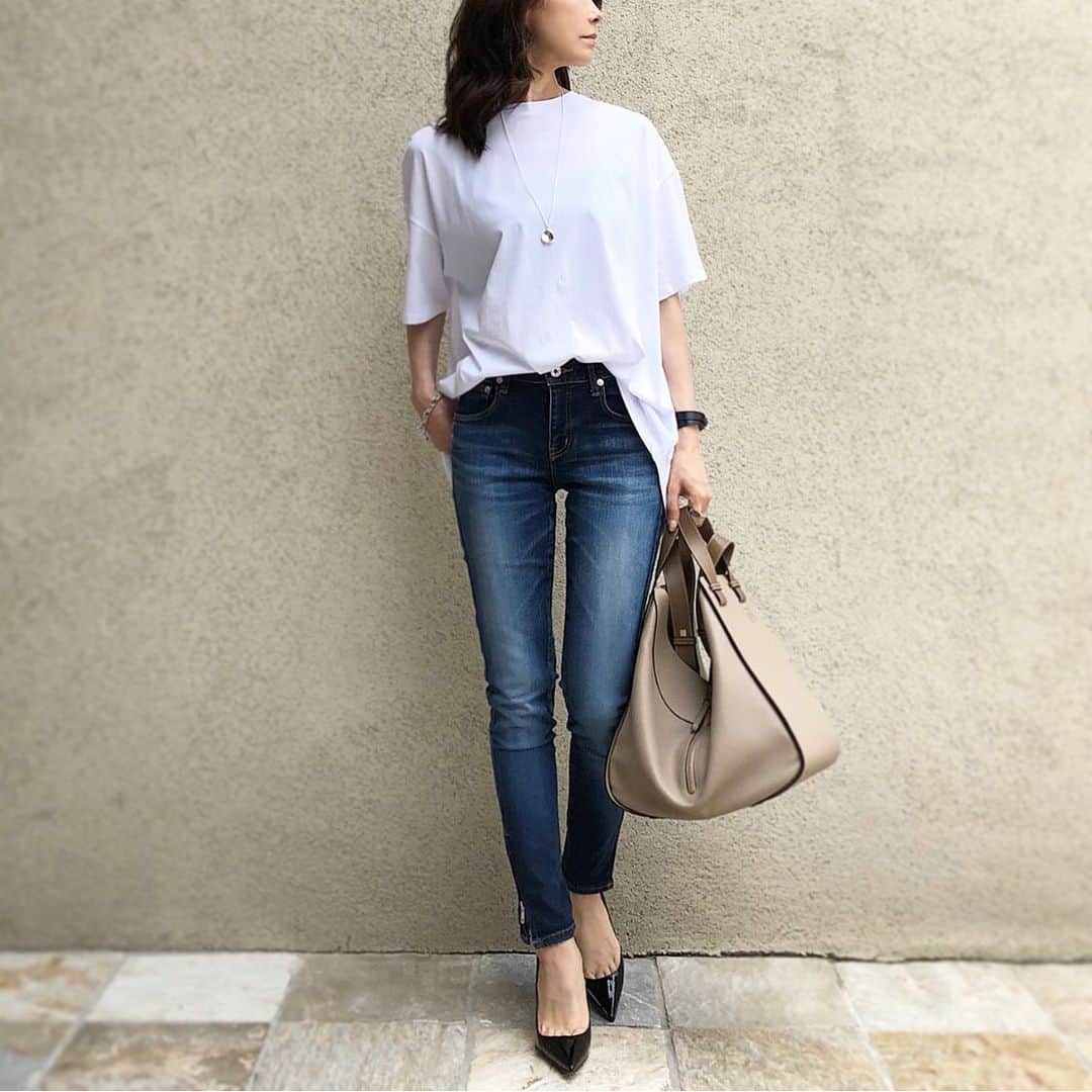 のインスタグラム：「﻿ ﻿ ﻿ white×denim﻿ ﻿ ﻿ ﻿ 蒸し暑かった本日は﻿ @auntmaries.official の﻿ ゆったりサイズTに﻿ ﻿ バックスリットから風が抜けるから﻿ 涼しくて快適◡̈⃝*.♩ ﻿ ﻿ ﻿ ﻿ top #auntmaries ﻿ necklace #..A bag #loewe﻿ pants #doublestandardclothing﻿ ﻿ ﻿ ﻿ ﻿ ﻿ ﻿ ﻿ ﻿ ﻿ ﻿ #instagood#outfit#code#instalike#fashionista#instafashion#ootd#simple#chic#style#stylish#styleblogger#Instafashion#fashiongram#mystyle#fashionista#コーデ#コーディネート#アントマリーズ#auntmaries#am_code#バックスリットシルケットTシャツ#大人カジュアル」
