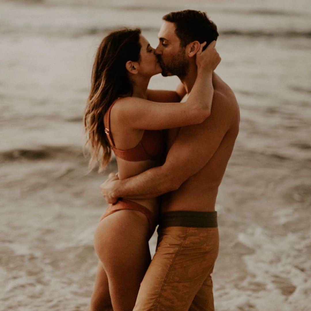 アナスタシア・アシュリーのインスタグラム：「Today was supposed to be me and @abraham_ster ‘s wedding day. This year has taught me more than ever to roll with the punches of life, plans, and just about anything. This date will forever be special to us, no matter when we get married. What’s more important than ever is love and cherishing the people who matter the most.」