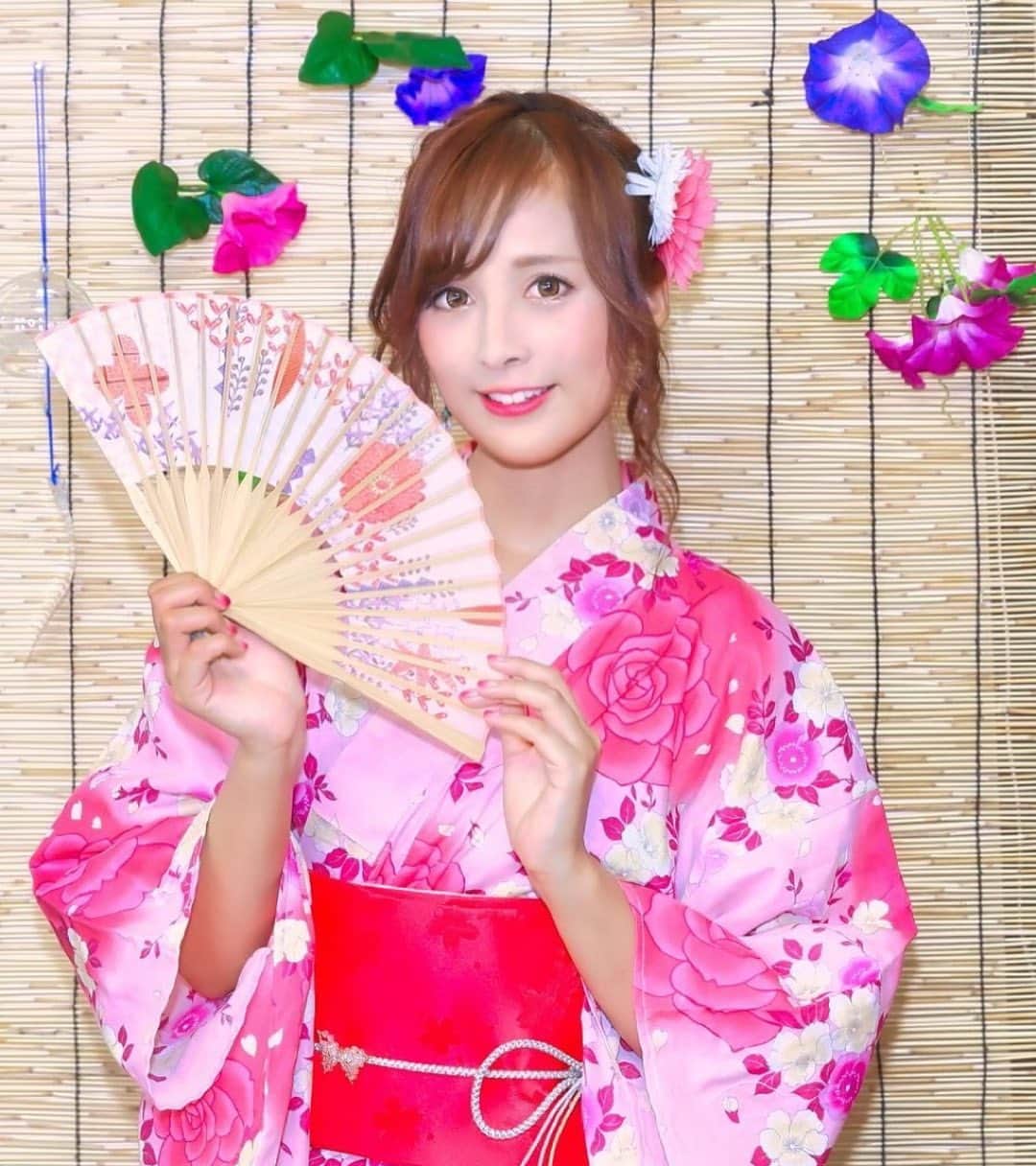葵井えりかのインスタグラム：「みんなの優しさにいつも感謝してるから、もっと色んな意味で強くなりたいな 本当は無敵な最強キャラになりたいけど無理だから自分なりに色んな答えを見つけられたらいいなって思ってます。 たくさん辛くても楽しいことの方が多かったら続けていけるし、 最後まで頑張り続けることに絶対意味はあるんです🐈 . 明日は楽しもう💗👘 8/10個撮のよやくが7/27から始まります。 マリンルック、マーメイドだよ🧜‍♀️ 会いに来てください🙏 #portrait#撮影会#浴衣ヘア」