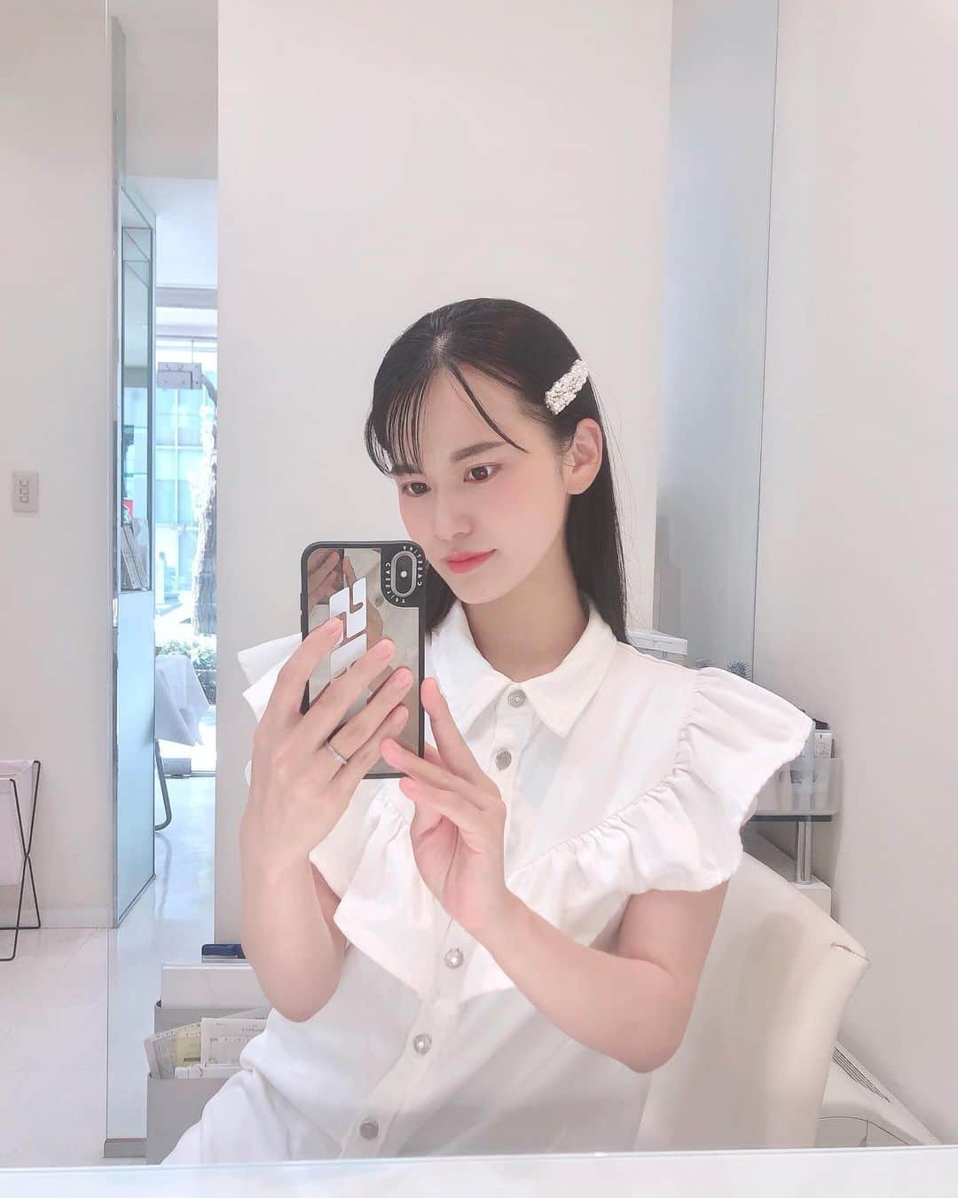 七尾エレナのインスタグラム：「産後初のエステへ💆‍♀️ ようやく育児の要領をつかめてきて 美容にも意識が回るようになってきた今日この頃😇 • 小学生の頃から同じバレエ教室で 仲良しのまころん @makoron_s2 が働く POLA THE BEAUTY 代官山店 @pola_daikanyamaten にて ホワイトショットを使った フェイシャル美白ケアをしてもらいました❣️ • POLAのアイテムは いつもインスタに載せてるけど 本当に大好きで！大好きで！ 特にB.Aとホワイトショットは 毎日のお手入れに必ず取り入れてるほど愛用品🥰 • その愛用してるホワイトショットを たっぷり使ったフェイシャルマッサージに加えて 毛穴の汚れの吸引(スワイプ5枚目の動画) 固まるジェルのマスク フット、デコルテ、ヘッドマッサージと 盛り沢山な施術を 大好きなまころんにしてもらえる 至福の時でした🥰😍💕 • 施術後はお肌のトーンアップを すぐに感じられて 翌日のメイクのノリが全然違った❣️ おうちケアも大事だけど たまにはエステでのしっかりケアも していきたいな🥰 • わたしのInstagram見てご予約いただいた方には 2200円のヘッドケアをプレゼント🎁 してくれるみたいです❣️ • #POLA #POLA代官山店 #エステ #ホワイトショット #POLABA #ポーラザビューティー #美容 #フェイシャルエステ」