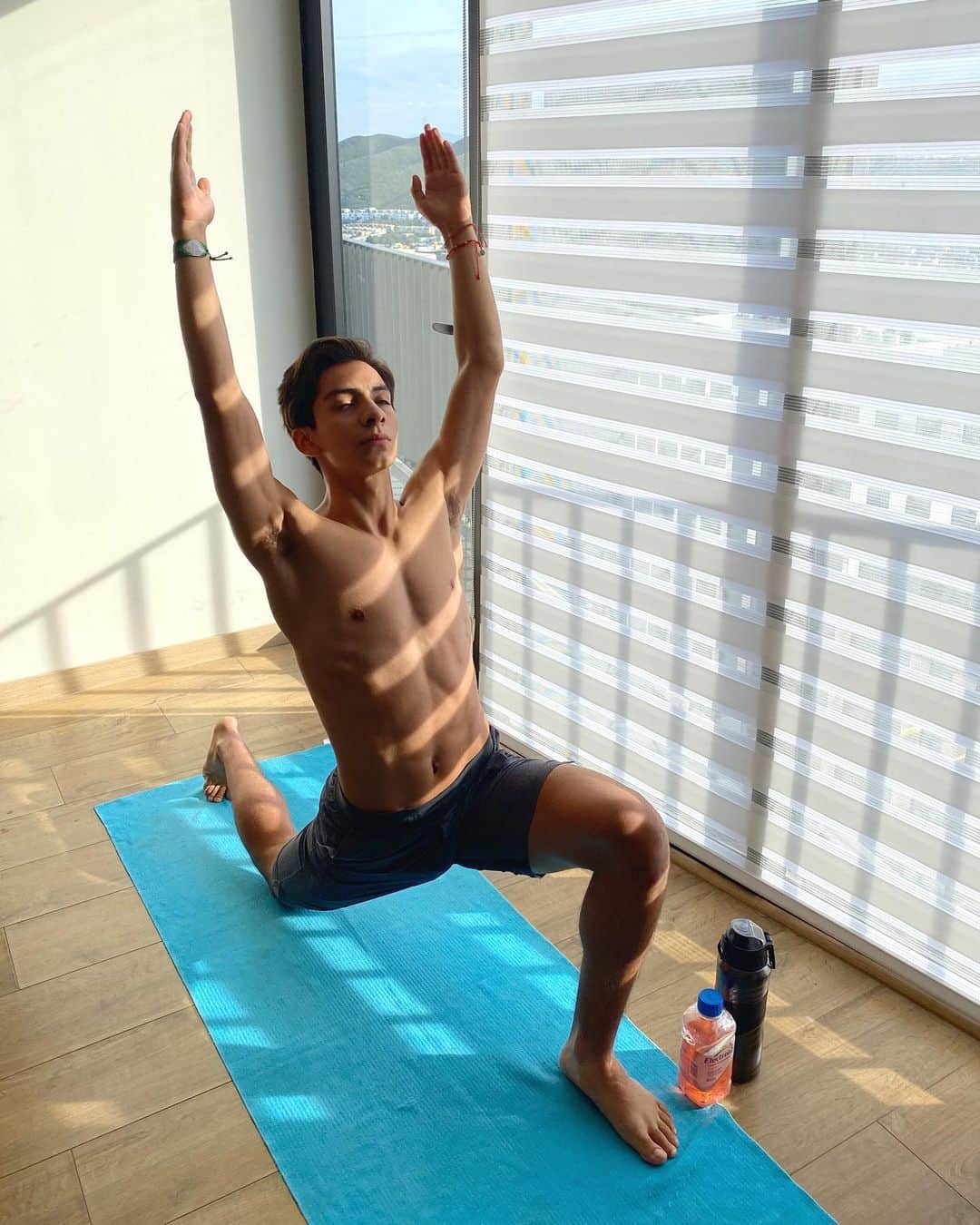 Donovan Carrillo Suazoのインスタグラム：「Iniciando mi día con un poco de Yoga al despertar y un delicioso Electrolit. @electrolitoficial  . . #Teamelectrolit #hidrataciontotal」