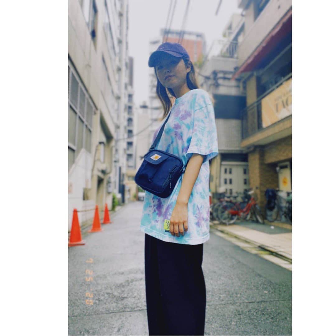 脇田もなりのインスタグラム：「📷  #photo #📷 #fashion #cap #converse #👕#タイダイ #430 #carhartt #tokyo #summer #2020 #singer #monari」