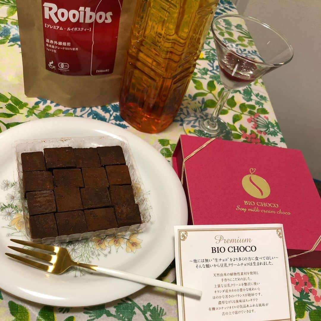 世手子さんのインスタグラム写真 - (世手子Instagram)「It is a reward for myself who is doing my best✨✨ Handmade vegetarian, vegan chocolate, using only naturally derived plant materials🍫 I am surprised that it is too delicious (OvO) My son likes cute boxes♪(´ε｀ ) When can he eat chocolate?🍫😝💕 #今日のおやつ は #BIOCHOCO（ #ビオチョコ ）(^_^*) いただきました(#^.^#) 恵比寿にある #SUMIBIO オリジナルチョコレートは、生クリーム、バター等の乳製品不使用の天然由来の植物性材料のみを使用した手作り #ベジタリアン #ヴィーガンチョコレート ✨ #ヴィーガンチョコ とは思えないほど 濃厚でめっちゃ美味しいチョコレート(*'▽'*) 最初はそのままで #ビオチョコレート を堪能っっ 次に #ラズベリーソース につけて食べると未知のおいしさっっ #自粛疲れ を癒してくれるよぉぉぉ(*´∇｀*) #タイガールイボスティー と共に 素敵な連休 でした❤️ #オーガニックルイボスティー だから安心飲みやすい(^_^*) #オーガニック 三昧でした(^^)  連休のおやつの #biochocolate は 箱がかわいい(*^^*)  ★プレゼント用 ピンクの化粧箱 　ラズベリーソース 　オリジナル紙袋付き 1箱（16個入）2,500円 税込  ★自分へのご褒美 イエローの化粧箱 　ラズベリーソース付き 1箱（16個入）1,800円 税込  我が子は箱がお気に入りw いつになったらチョコレート食べれるようになるかな？o(^o^)o 明日も素敵な休日をお過ごし下さいね(=´∀｀)人(´∀｀=) #healthychoco  #ヘルシーチョコ  #healthychocolate  #ヘルシーチョコレート  #veganchocolate  #vegetariansweets #ベジタリアンスイーツ  #vegansweets #ヴィーガンスイーツ  #ルイボスティー #プレミアムルイボスティー #オーガニック生活 #ノンカフェイン #monipla #rooibosTIGER_fan」7月25日 23時06分 - rojide