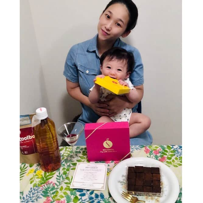 世手子さんのインスタグラム写真 - (世手子Instagram)「It is a reward for myself who is doing my best✨✨ Handmade vegetarian, vegan chocolate, using only naturally derived plant materials🍫 I am surprised that it is too delicious (OvO) My son likes cute boxes♪(´ε｀ ) When can he eat chocolate?🍫😝💕 #今日のおやつ は #BIOCHOCO（ #ビオチョコ ）(^_^*) いただきました(#^.^#) 恵比寿にある #SUMIBIO オリジナルチョコレートは、生クリーム、バター等の乳製品不使用の天然由来の植物性材料のみを使用した手作り #ベジタリアン #ヴィーガンチョコレート ✨ #ヴィーガンチョコ とは思えないほど 濃厚でめっちゃ美味しいチョコレート(*'▽'*) 最初はそのままで #ビオチョコレート を堪能っっ 次に #ラズベリーソース につけて食べると未知のおいしさっっ #自粛疲れ を癒してくれるよぉぉぉ(*´∇｀*) #タイガールイボスティー と共に 素敵な連休 でした❤️ #オーガニックルイボスティー だから安心飲みやすい(^_^*) #オーガニック 三昧でした(^^)  連休のおやつの #biochocolate は 箱がかわいい(*^^*)  ★プレゼント用 ピンクの化粧箱 　ラズベリーソース 　オリジナル紙袋付き 1箱（16個入）2,500円 税込  ★自分へのご褒美 イエローの化粧箱 　ラズベリーソース付き 1箱（16個入）1,800円 税込  我が子は箱がお気に入りw いつになったらチョコレート食べれるようになるかな？o(^o^)o 明日も素敵な休日をお過ごし下さいね(=´∀｀)人(´∀｀=) #healthychoco  #ヘルシーチョコ  #healthychocolate  #ヘルシーチョコレート  #veganchocolate  #vegetariansweets #ベジタリアンスイーツ  #vegansweets #ヴィーガンスイーツ  #ルイボスティー #プレミアムルイボスティー #オーガニック生活 #ノンカフェイン #monipla #rooibosTIGER_fan」7月25日 23時06分 - rojide