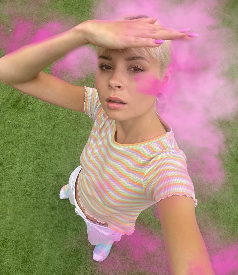 ニーナ・ネスビットのインスタグラム：「1,000,000 streams on both long run & cry dancing within a week 🤯 what one is your fave? thank you for the love 💞 P.S my smell is pink」