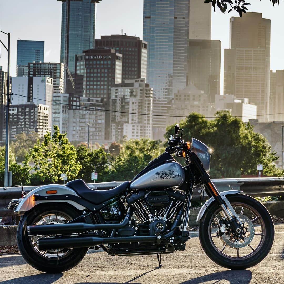 Harley-Davidson Japanさんのインスタグラム写真 - (Harley-Davidson JapanInstagram)「街の熱気とシンクロする鼓動。#ハーレー #harley #ハーレーダビッドソン #harleydavidson #バイク #bike #オートバイ #motorcycle #ローライダーS #lowriders #fxlrs #ソフテイル #softail #ミルウォーキーエイト #milwaukeeeight #アーバン #urban #鼓動 #pulse #夏 #summer #2020年 #自由 #freedom」7月25日 23時14分 - harleydavidsonjapan