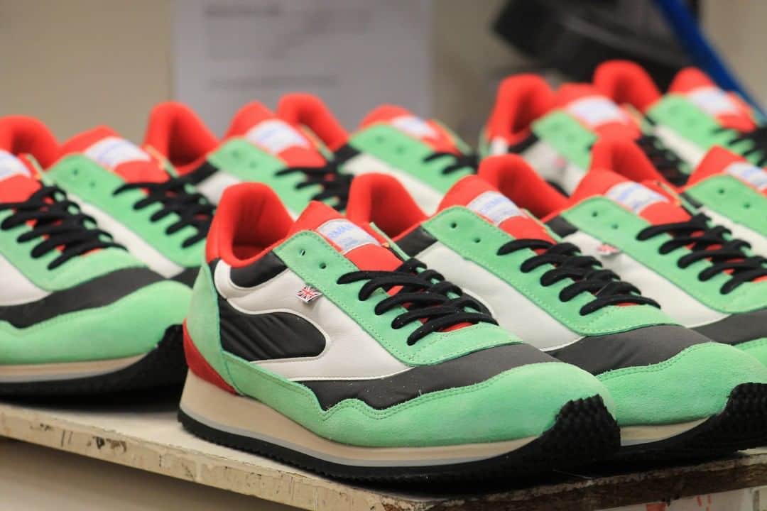 ウォルシュのインスタグラム：「The Walsh Ensign Mint. . . . #normanwalshuk #normanwalsh #britishmanufacturing #madeinbritain #ukmfg #shoes #footwear #sneakers」