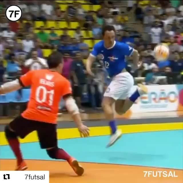 アレッサンドロ・ローザ・ヴィエイラのインスタグラム：「VÍDEO - 😱⚽️ 🥅- #Repost @7futsal with @get_repost ・・・ Rainbow Magic 😱🔥 #7futsal w/ @falcao12oficial @reisdodrible  Follow @7futsal 👈🏻」