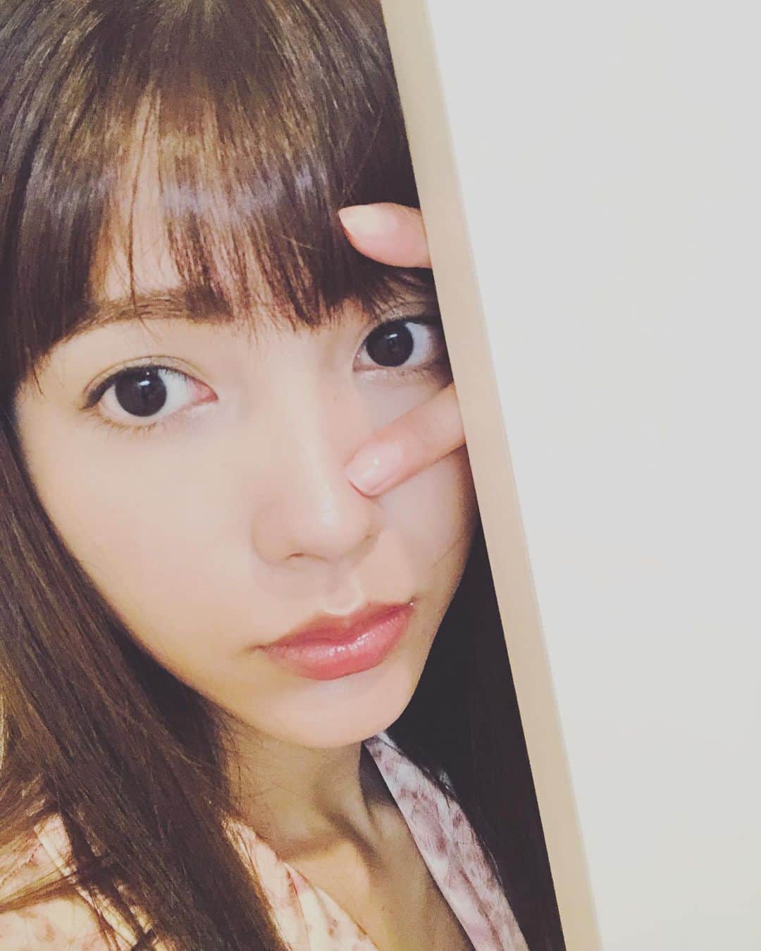 のインスタグラム：「なんだかお久しぶりのようで。 ちらり😮✌️  最近、健康が何よりも大切だってことを実感しています〜 こころもからだもね！  あ。 連休中は、映画三昧です。 でも読みたい本も山積み。。 時間が足りないよ〜〜📚  皆さんは連休どうしていますか？😪  #たくさん睡眠とりましょね #goodnight #にーぶい . . . #映画 #読書 な #4連休  #夏 #summer  #沖縄 #okinawa #model #fashion  #makeup #beauty  #サウナ女子 #サウナ #サウナイキタイ #東京 #tokyo #南里美希」