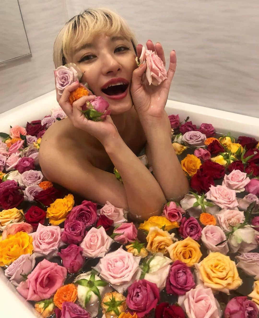 中川友里さんのインスタグラム写真 - (中川友里Instagram)「birthday finaleは自分で2か月前から用意したrose bath🌹 @mini.stagram のインスタで知って、コロナ自粛でホテルの薔薇風呂🛁に卸すはずの薔薇の行き先がなくて困ってます！の薔薇🌹ちゃんたちを救済すべく @kazukicci0225 さんにDMしてお取り寄せしました☺️🥰こんな綺麗な薔薇🌹ちゃんたちをお嫁にありがとうございます🥺🥺💕 綺麗な命を助ける、無駄にしない、幸せのシェア🥺❤️💫今の時代にいちばん大事なことだ🥺💕 #中川友里 #ローズ　#薔薇風呂　#バチェラー」7月25日 23時21分 - darayunya