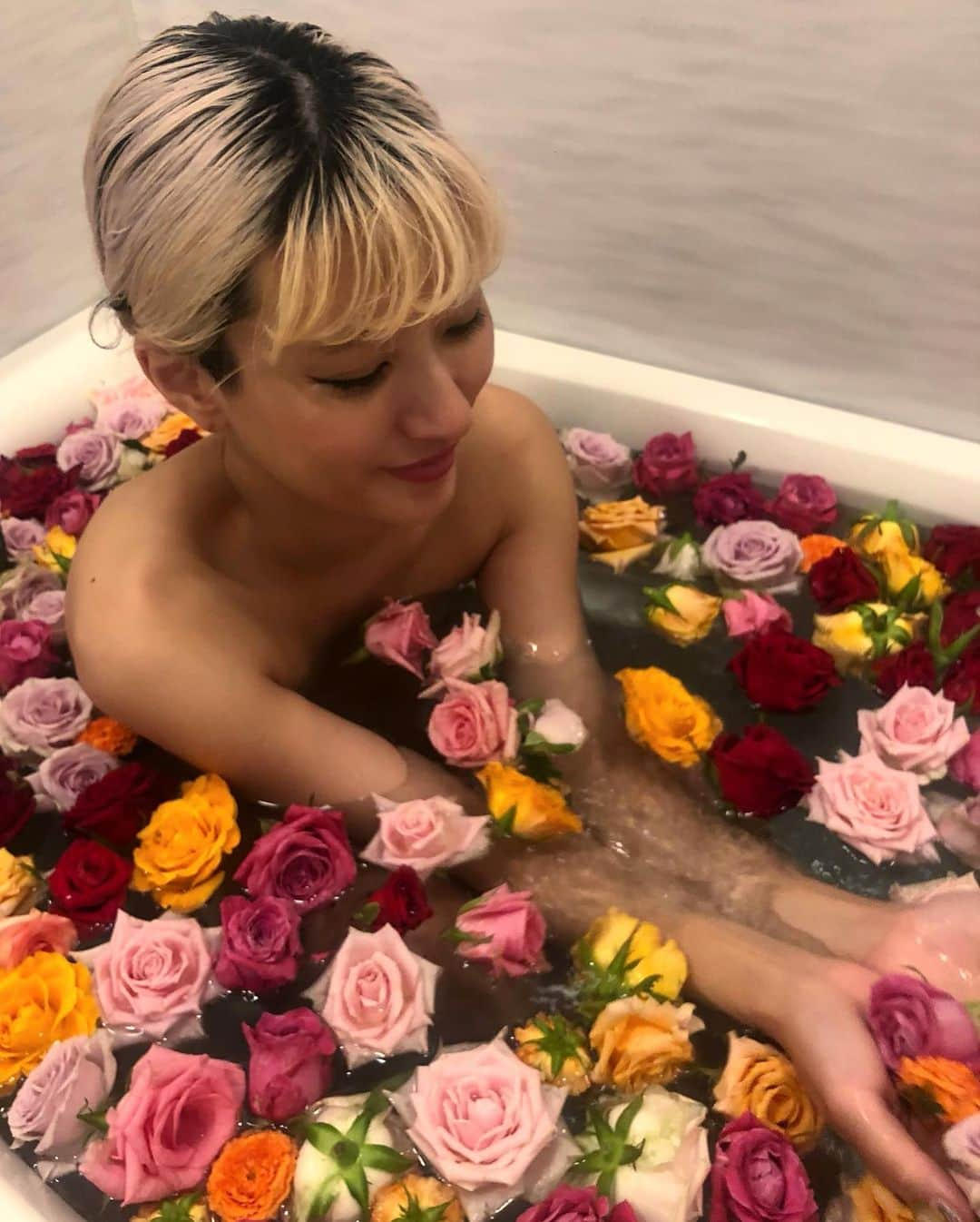 中川友里さんのインスタグラム写真 - (中川友里Instagram)「birthday finaleは自分で2か月前から用意したrose bath🌹 @mini.stagram のインスタで知って、コロナ自粛でホテルの薔薇風呂🛁に卸すはずの薔薇の行き先がなくて困ってます！の薔薇🌹ちゃんたちを救済すべく @kazukicci0225 さんにDMしてお取り寄せしました☺️🥰こんな綺麗な薔薇🌹ちゃんたちをお嫁にありがとうございます🥺🥺💕 綺麗な命を助ける、無駄にしない、幸せのシェア🥺❤️💫今の時代にいちばん大事なことだ🥺💕 #中川友里 #ローズ　#薔薇風呂　#バチェラー」7月25日 23時21分 - darayunya