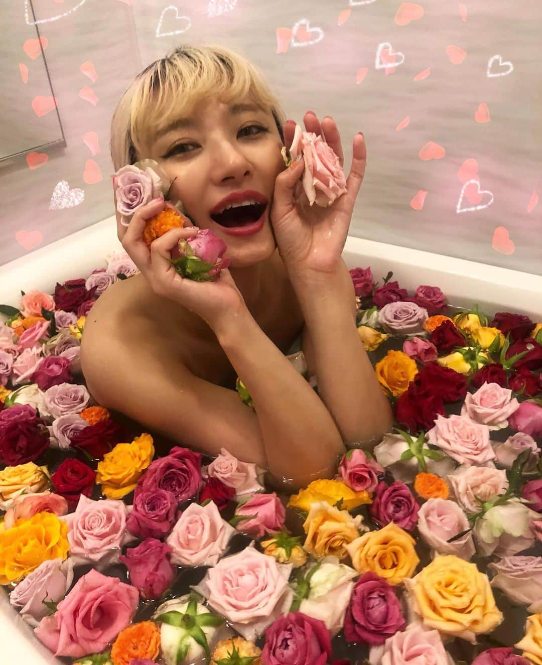 中川友里さんのインスタグラム写真 - (中川友里Instagram)「birthday finaleは自分で2か月前から用意したrose bath🌹 @mini.stagram のインスタで知って、コロナ自粛でホテルの薔薇風呂🛁に卸すはずの薔薇の行き先がなくて困ってます！の薔薇🌹ちゃんたちを救済すべく @kazukicci0225 さんにDMしてお取り寄せしました☺️🥰こんな綺麗な薔薇🌹ちゃんたちをお嫁にありがとうございます🥺🥺💕 綺麗な命を助ける、無駄にしない、幸せのシェア🥺❤️💫今の時代にいちばん大事なことだ🥺💕 #中川友里 #ローズ　#薔薇風呂　#バチェラー」7月25日 23時21分 - darayunya