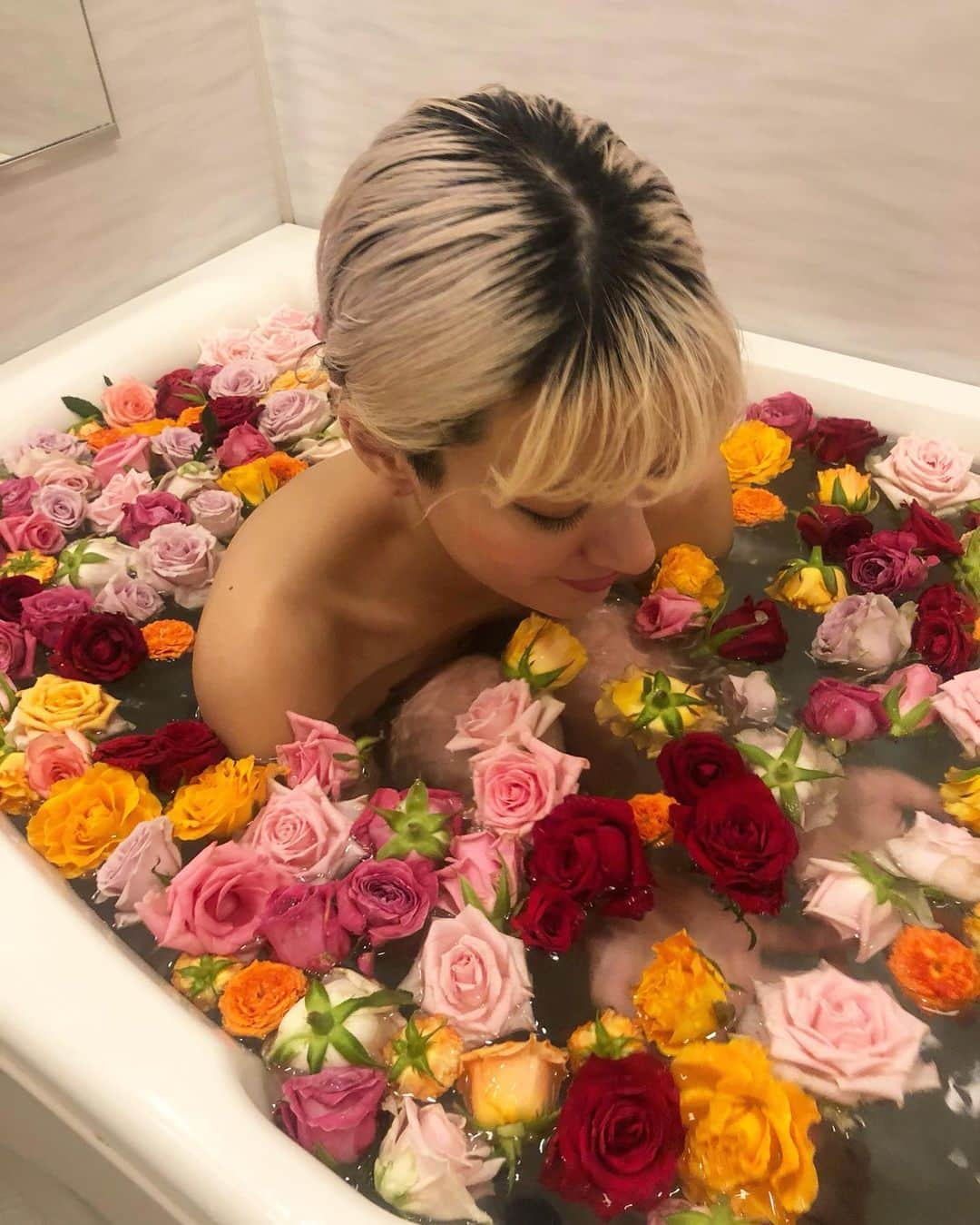 中川友里さんのインスタグラム写真 - (中川友里Instagram)「birthday finaleは自分で2か月前から用意したrose bath🌹 @mini.stagram のインスタで知って、コロナ自粛でホテルの薔薇風呂🛁に卸すはずの薔薇の行き先がなくて困ってます！の薔薇🌹ちゃんたちを救済すべく @kazukicci0225 さんにDMしてお取り寄せしました☺️🥰こんな綺麗な薔薇🌹ちゃんたちをお嫁にありがとうございます🥺🥺💕 綺麗な命を助ける、無駄にしない、幸せのシェア🥺❤️💫今の時代にいちばん大事なことだ🥺💕 #中川友里 #ローズ　#薔薇風呂　#バチェラー」7月25日 23時21分 - darayunya