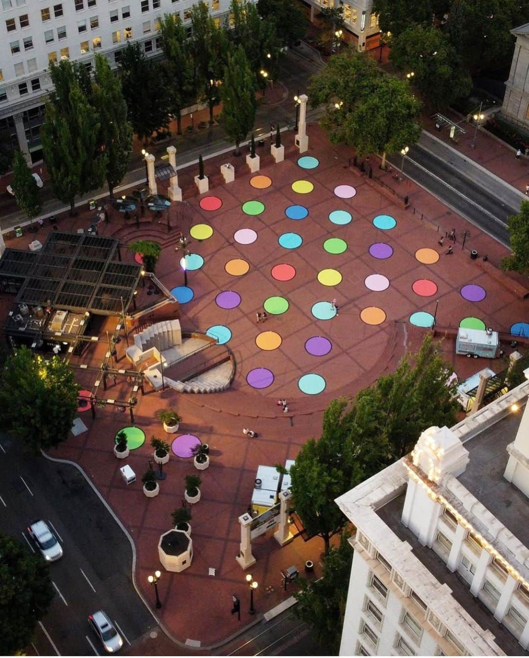 Portlandさんのインスタグラム写真 - (PortlandInstagram)「Portland’s living room has seen a fun new design thanks to the addition by @billxwill. #pioneersquare 📷 @pdxdrone25」7月25日 23時22分 - portland