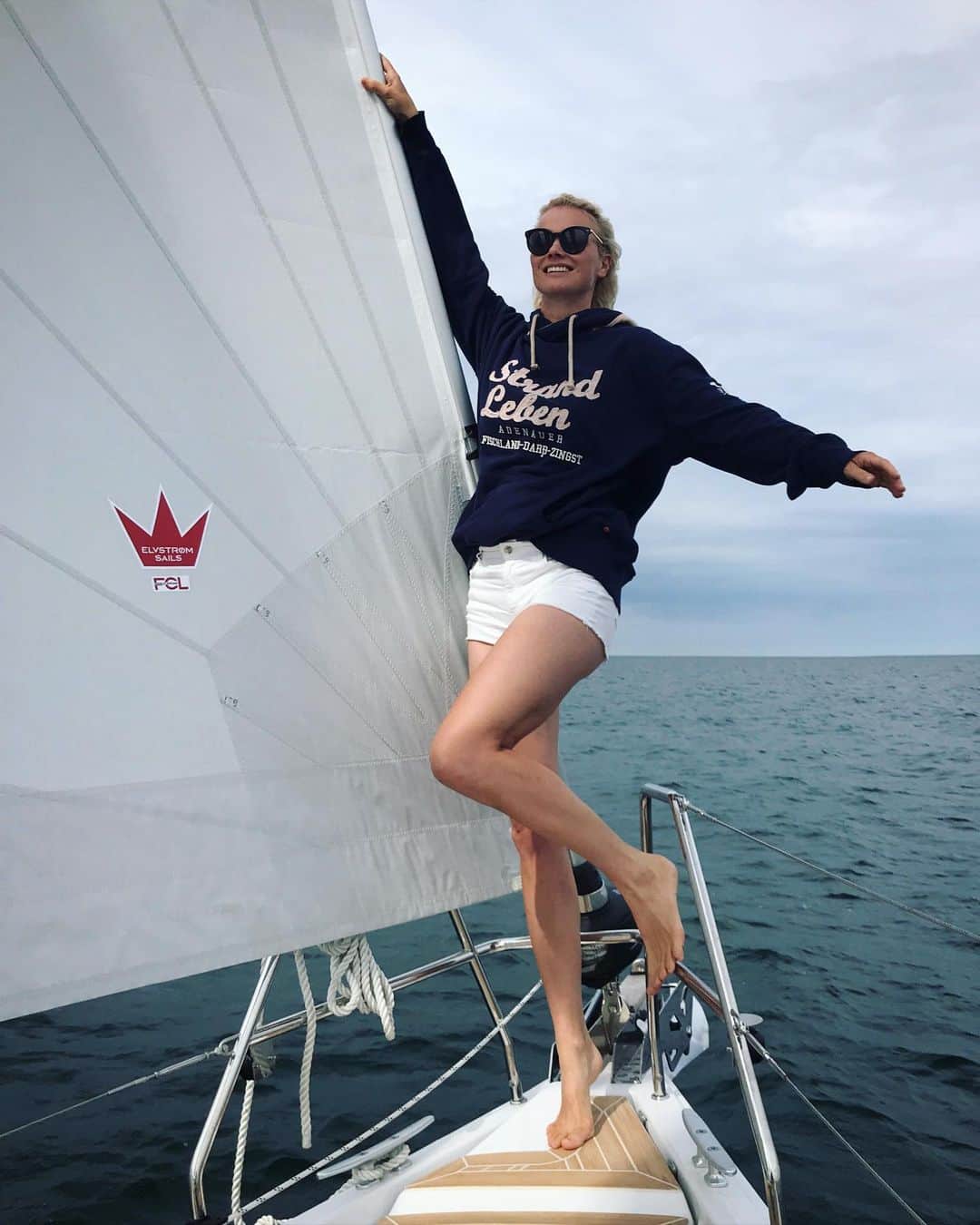 フランツィスカ・クヌッペさんのインスタグラム写真 - (フランツィスカ・クヌッペInstagram)「How do I look as a figurehead? ❤️💋✨🌊⚓️⛵️  #galionsfigur #sailing #friendsboat @sailingrikitea @workhardandplayalittle #ostsee #balticsea #enjoylife #everysecond」7月25日 23時31分 - franziskaknuppe