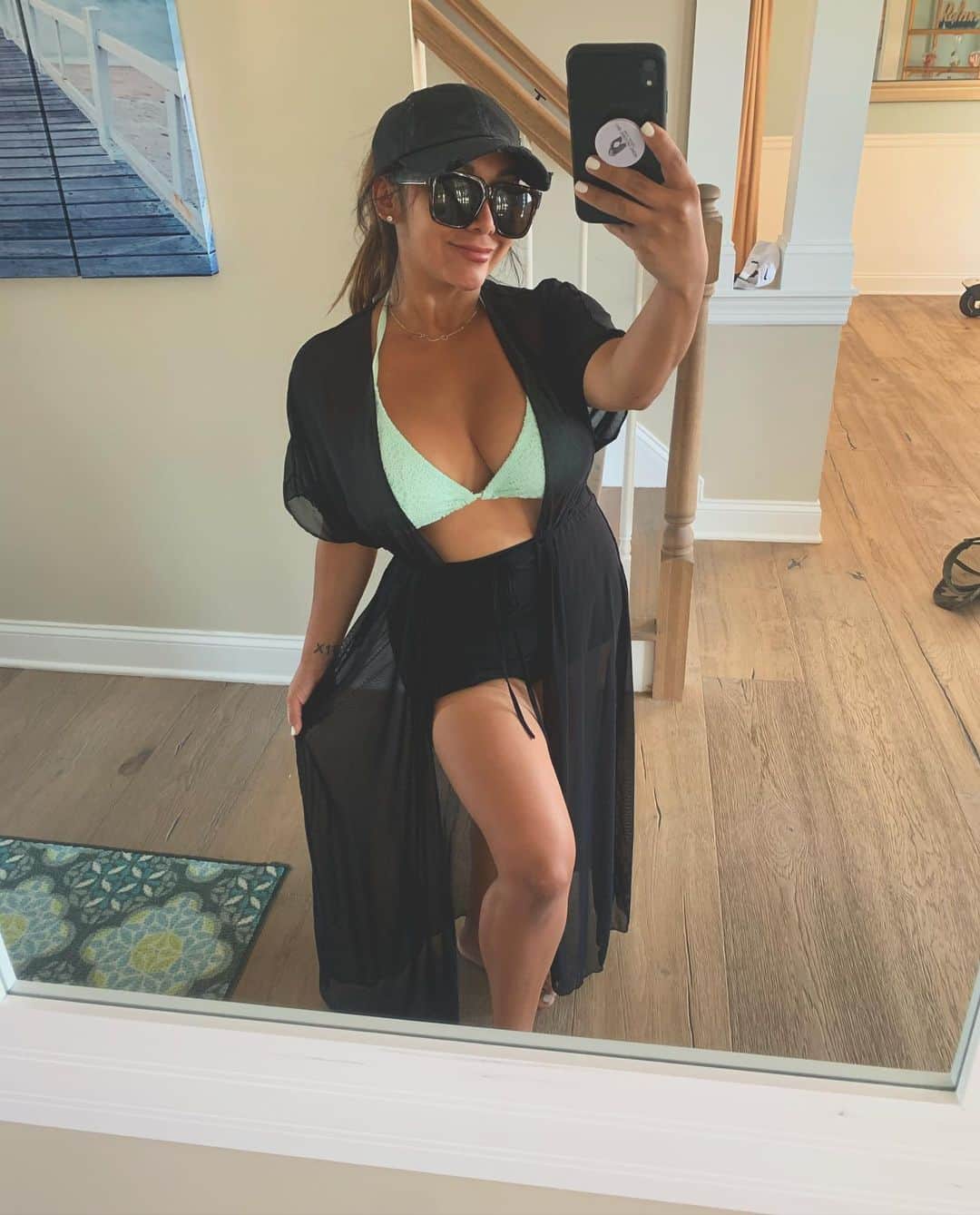 ニコール・ ポリッツィのインスタグラム：「Boat day 🚤 When do i have my first Vodker Soder? 🧐」