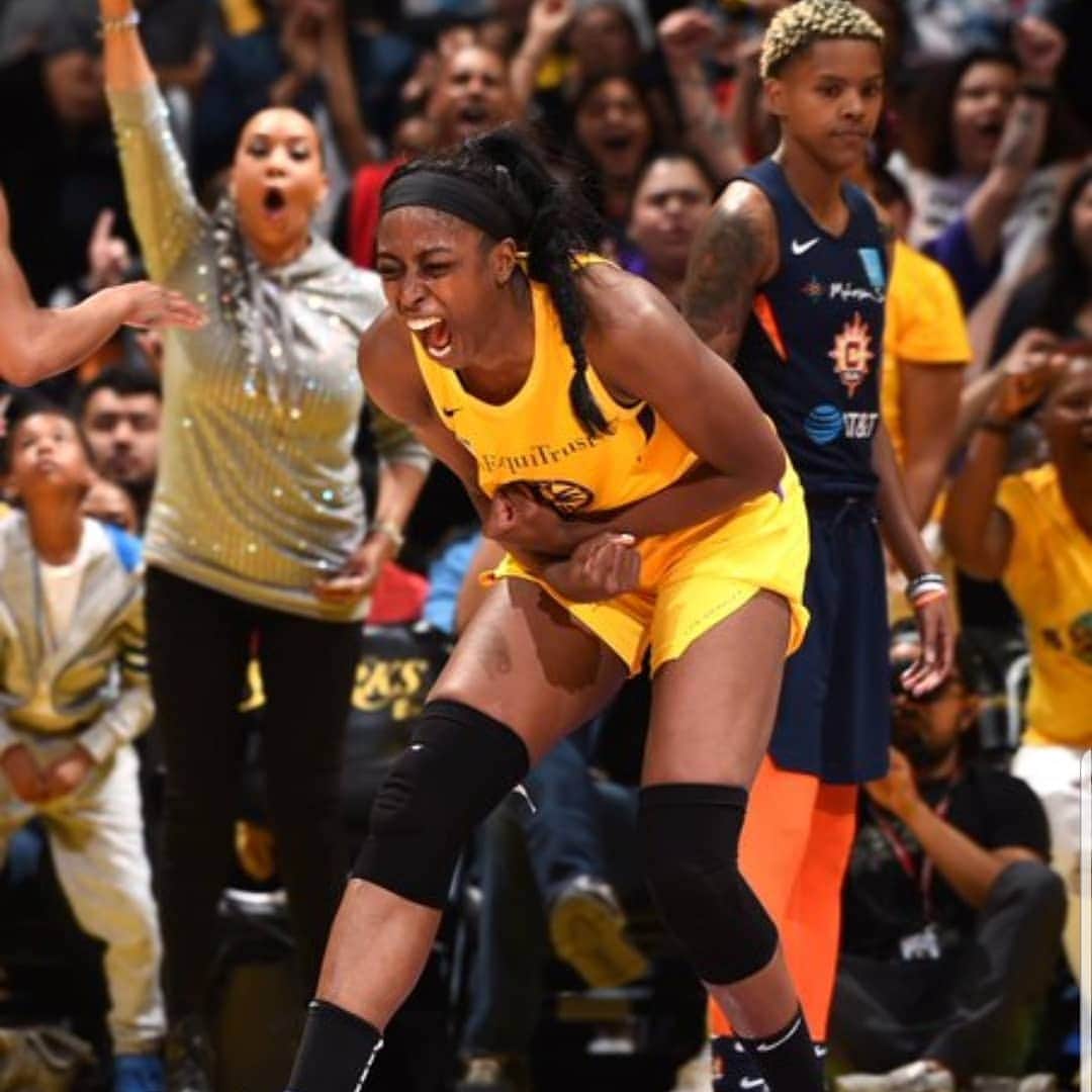 ヴィヴィカ・A・フォックスさんのインスタグラム写真 - (ヴィヴィカ・A・フォックスInstagram)「GM Dawlings! CONGRATS to all of the ladies of @wnba on the start of your 2020 Season! I'm SOO PROUD to be a sponsor & HUGE FAN of @LA_Sparks Check them out 2day on #ABC at Noon PST! Gonna so miss being front row at the FUN games with my Godbabies & friends😥 Much LUV @LA_SPARKS U CAN DO IT! WIN WIN WIN!  #GoSparks #ALL4LA #LEADTHECHARGE #Lifeisgood #GodIsGood #Blessed #Respect #GurlPower #VivicaFoxHair #TeamVivica #TeamFox #LoveWins #ClassicBadChicks #LeoNation 🤗🙆🏾‍♀️🖤💖⛹🏽‍♀️💜💛」7月25日 23時35分 - msvfox