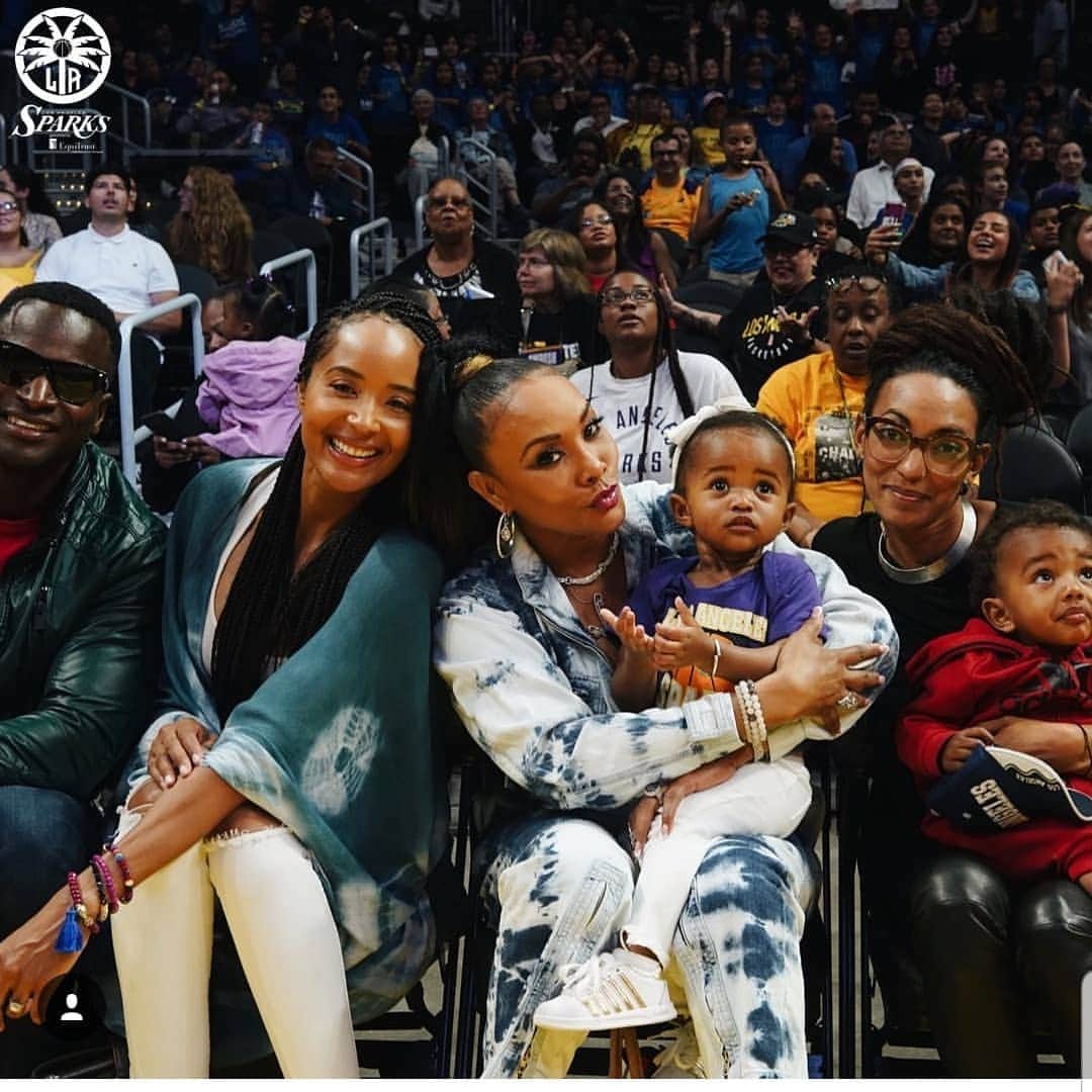 ヴィヴィカ・A・フォックスさんのインスタグラム写真 - (ヴィヴィカ・A・フォックスInstagram)「GM Dawlings! CONGRATS to all of the ladies of @wnba on the start of your 2020 Season! I'm SOO PROUD to be a sponsor & HUGE FAN of @LA_Sparks Check them out 2day on #ABC at Noon PST! Gonna so miss being front row at the FUN games with my Godbabies & friends😥 Much LUV @LA_SPARKS U CAN DO IT! WIN WIN WIN!  #GoSparks #ALL4LA #LEADTHECHARGE #Lifeisgood #GodIsGood #Blessed #Respect #GurlPower #VivicaFoxHair #TeamVivica #TeamFox #LoveWins #ClassicBadChicks #LeoNation 🤗🙆🏾‍♀️🖤💖⛹🏽‍♀️💜💛」7月25日 23時35分 - msvfox